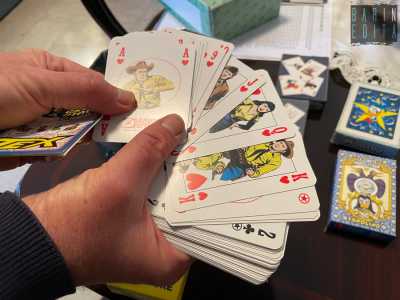 Immagini, dediche e opere che Milella conserva tra svariati scaffali, l� dove risiedono anche mille gadget, tutti avuti in omaggio con le copie comprate in edicola. Notiamo le carte da gioco di Tex...